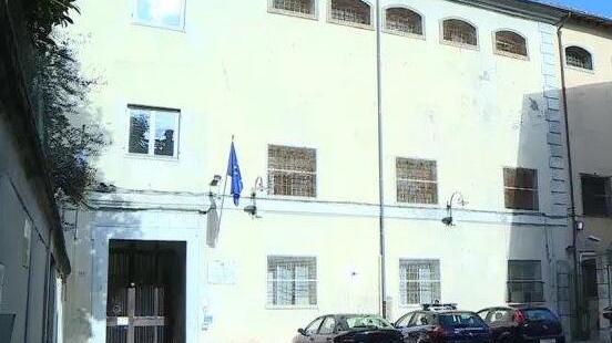 Lucca, stalker-piromane evade dai domiciliari e viene trovato con una bottiglia di benzina: condannato