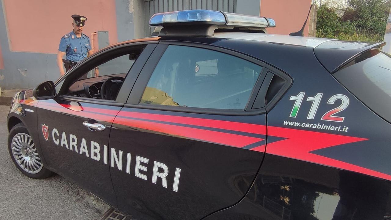 Picchia e deruba la madre, lei lo denuncia: arrestato