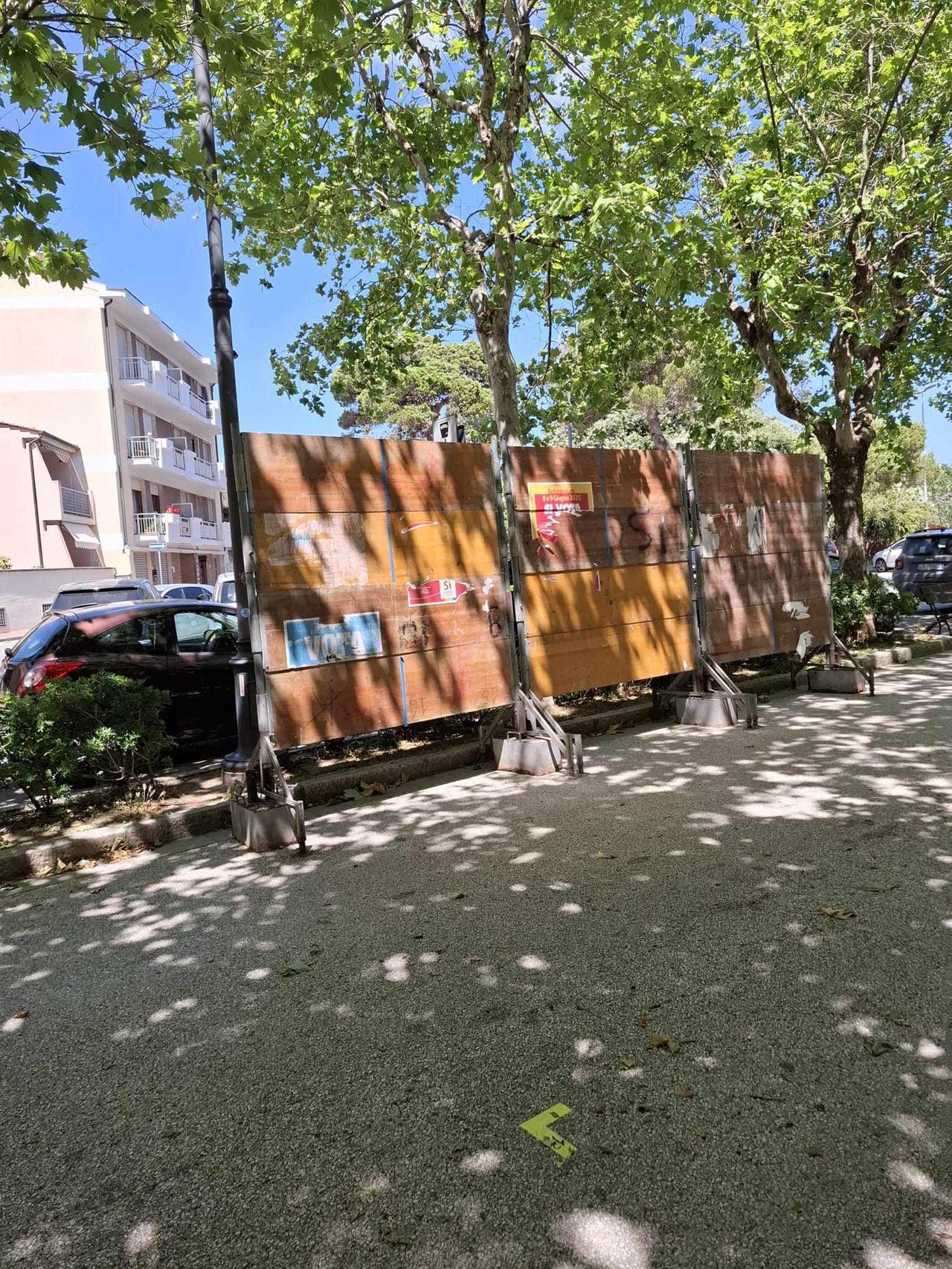Strappati i manifesti per il Sì al referendum
