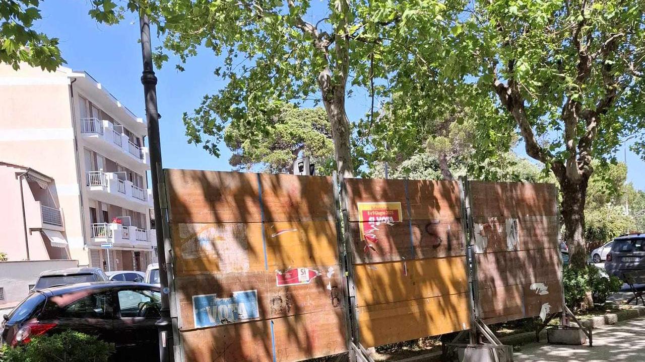 Strappati i manifesti per il Sì al referendum