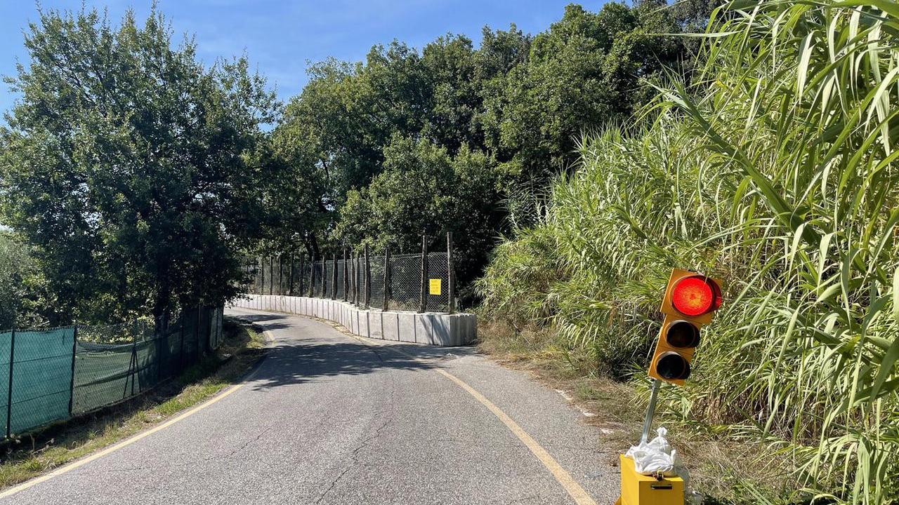 Il senso unico alternato dal 2021 alla Parignana (foto Nucci)