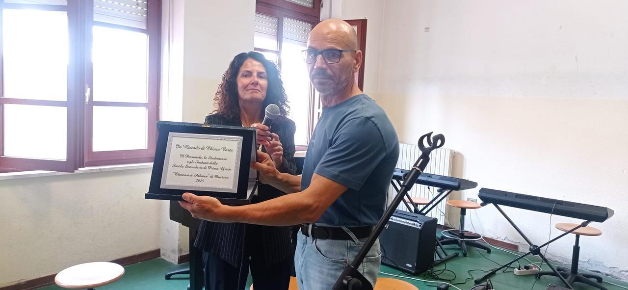 
	Piero Carta riceve la targa in memoria della figlia Chiara dalla dirigente scolastica Maria Tiziana Laconi

