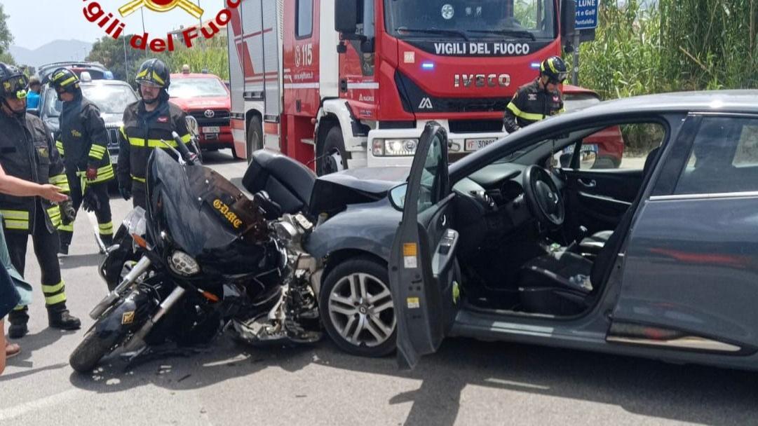 Scontro frontale tra auto e moto: un ferito