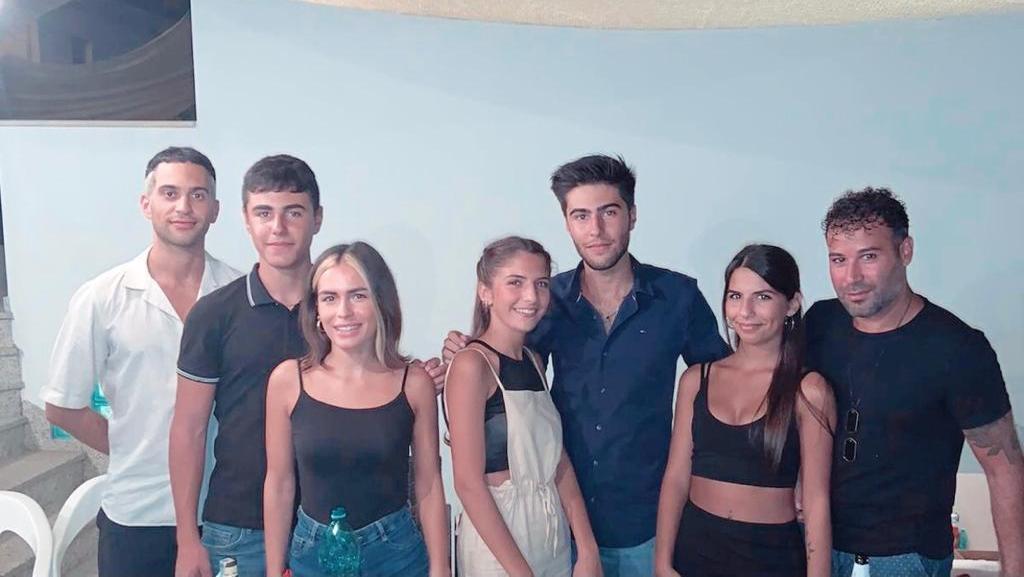 Mahmood con i cugini di Orosei