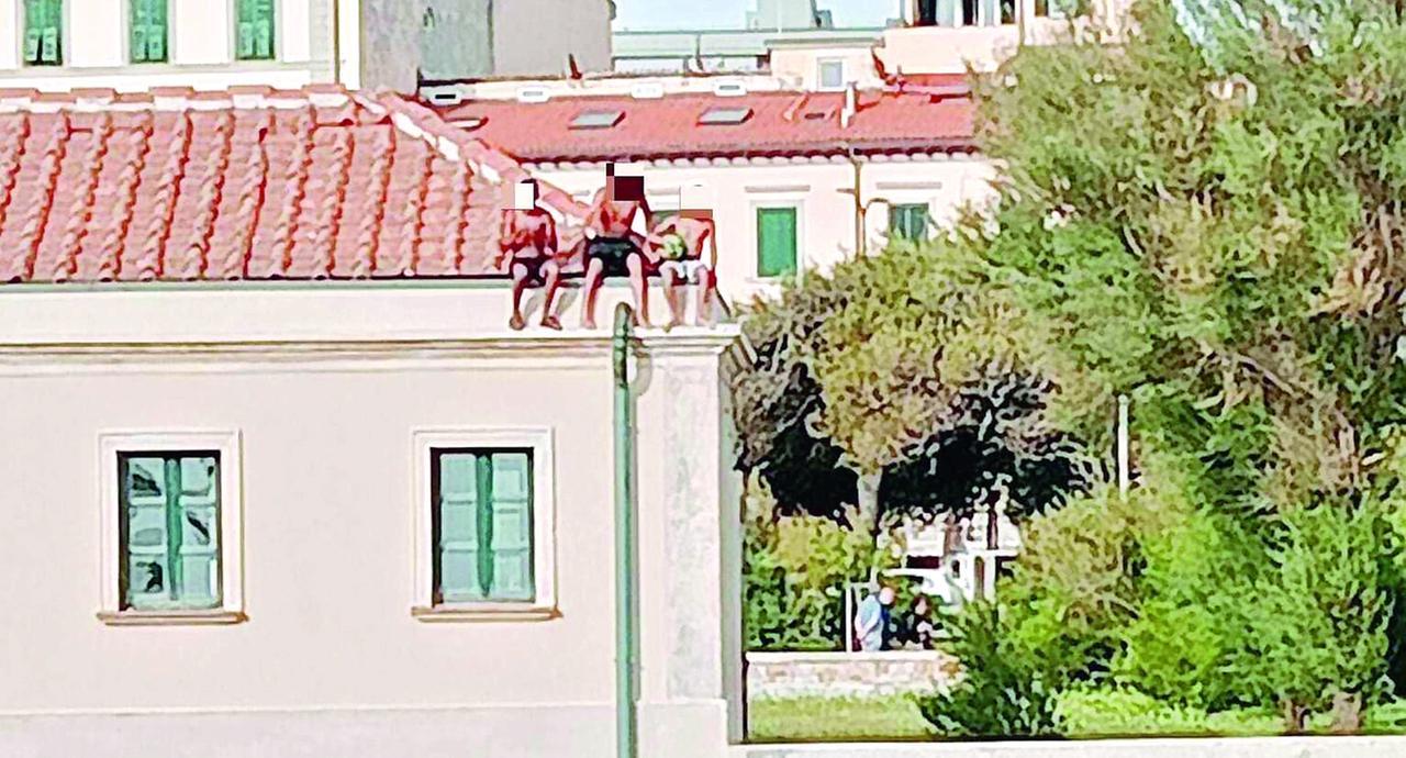 
	Nella foto pubblicata su Facebook da Adriano Frangioni i tre ragazzini arrampicati sul tetto nel complesso dello Scoglio della Regina

