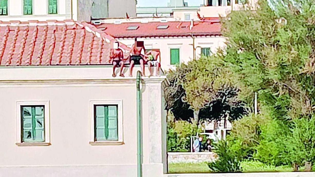 Nella foto pubblicata su Facebook da Adriano Frangioni i tre ragazzini arrampicati sul tetto nel complesso dello Scoglio della Regina