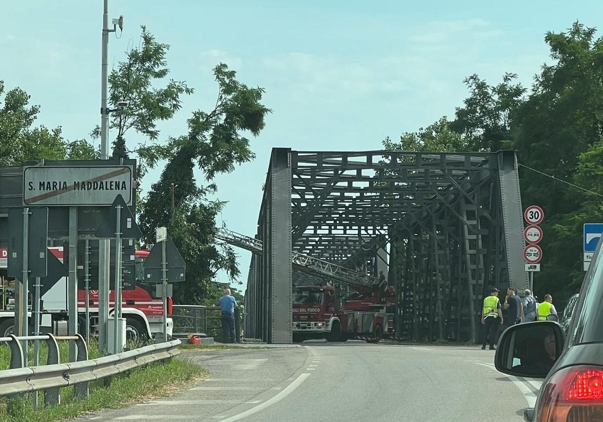 Albero frana sul ponte di Pontelagoscuro. Code a Ferrara e Santa Maria Maddalena