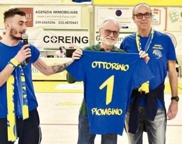 
	Il presidente Lolini premiato dagli ultras giallobl&ugrave; (foto Barlettani 2024)

