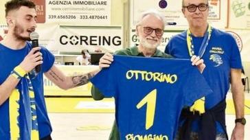 Il presidente Lolini premiato dagli ultras gialloblù (foto Barlettani 2024)