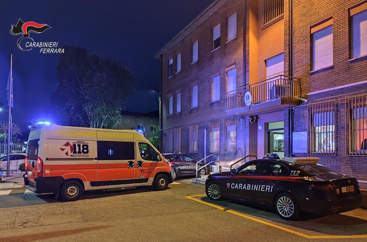 Lido Estensi, minorenne ubriaco picchia prima gli amici e poi i carabinieri