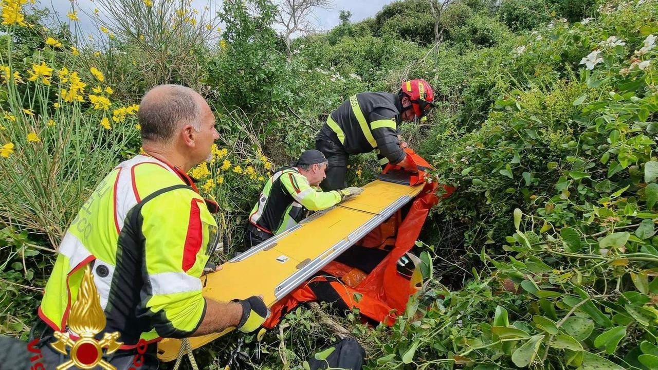 Cade tra gli arbusti, 83enne soccorso con l’elicottero Drago dei vigili del fuoco