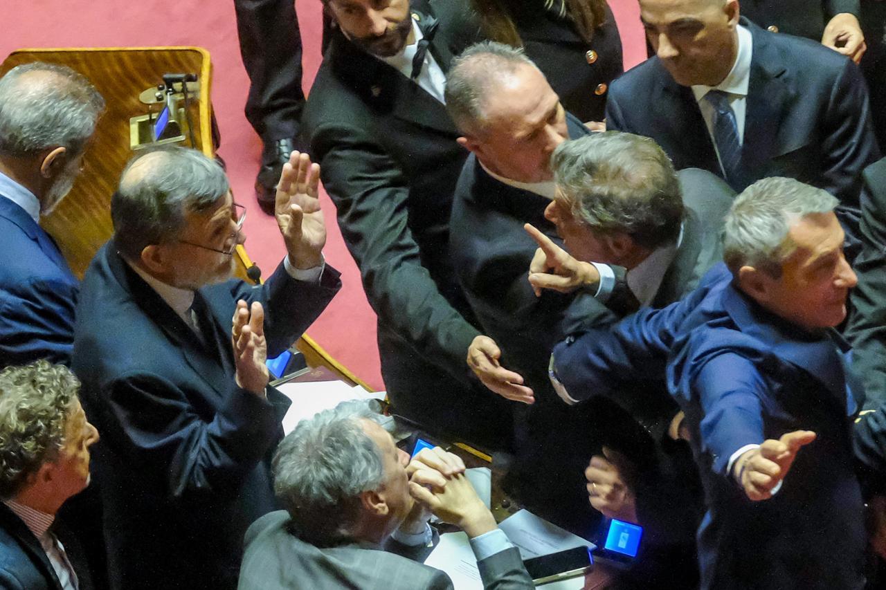 Caos in Senato dopo l’intervento di Balboni. Calenda: “Se vuoi fare il fascista ci vediamo a Colle Oppio”