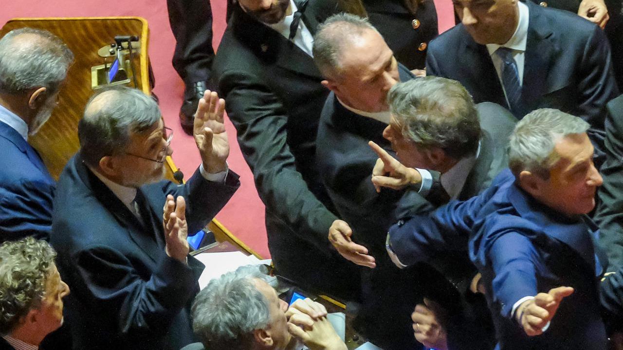 Caos in Senato dopo l’intervento di Balboni. Calenda: “Se vuoi fare il fascista ci vediamo a Colle Oppio”