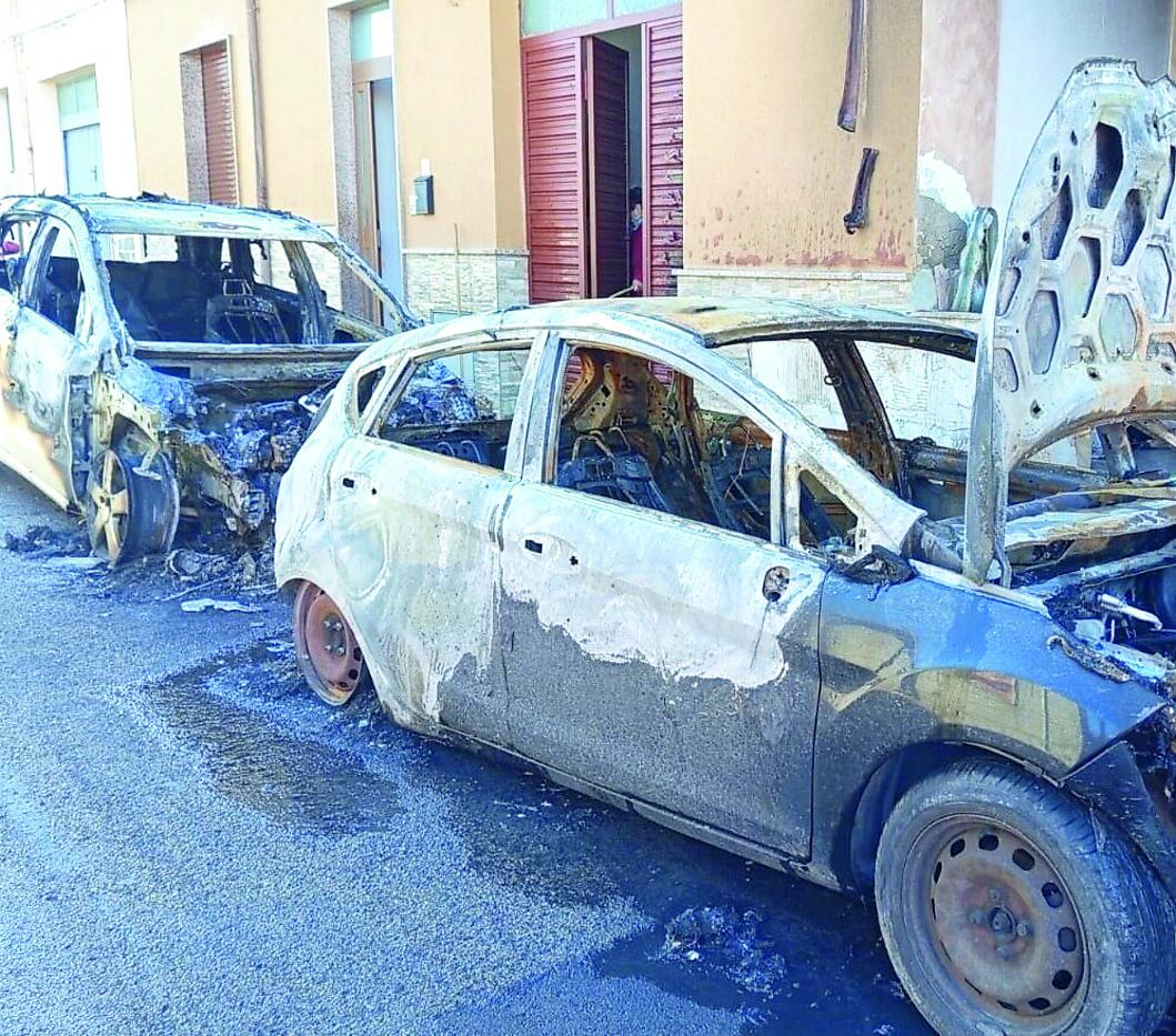 Ossessionato dalla ex incendia le sue auto: indagato un 55enne