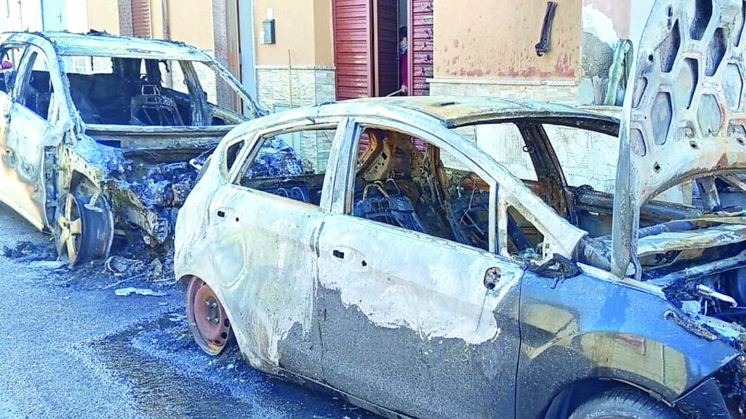Ossessionato dalla ex incendia le sue auto: indagato un 55enne