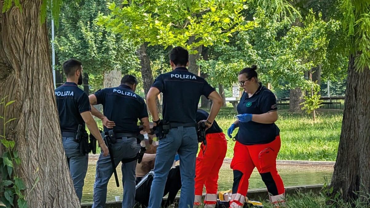 Poliziotti e soccorritori del 118 con l'uomo ferito al parco XXII Aprile