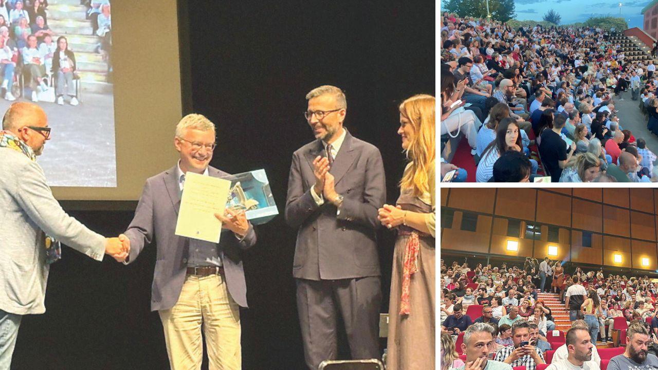 
	Il momento della consegna del &ldquo;Pegaso alato&rdquo; e il pubblico presente nell&rsquo;arena all&rsquo;aperto del teatro e in sala

