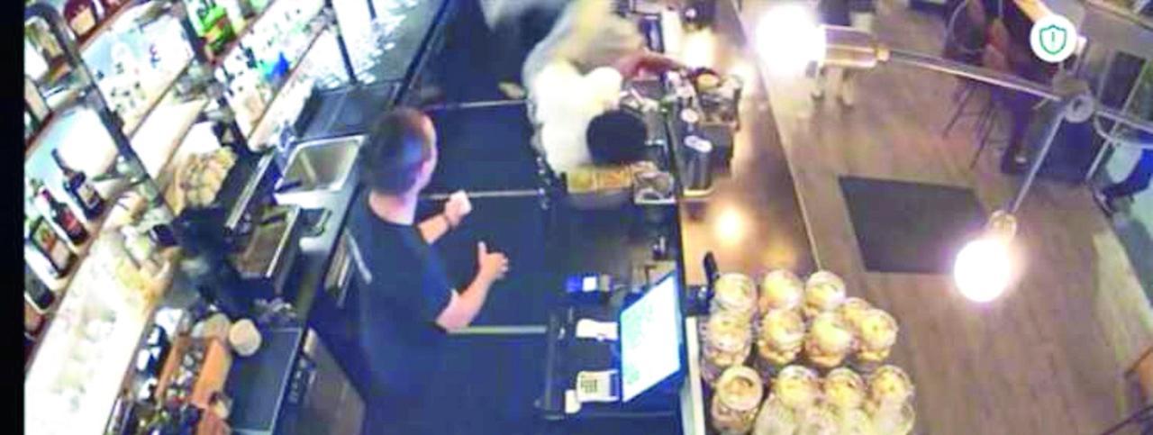 Cerca rifugio dietro il bancone di Bottega 39 da quelli che lo vogliono picchiare. Allarme risse tra minori nel cuore della movida, scatta l’esposto