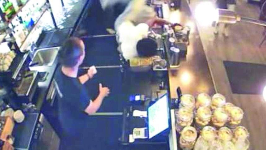 Cerca rifugio dietro il bancone di Bottega 39 da quelli che lo vogliono picchiare. Allarme risse tra minori nel cuore della movida, scatta l’esposto