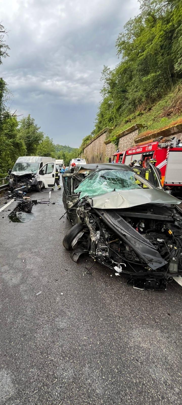 
	Le auto dopo lo scontro (Foto Tirreno)

