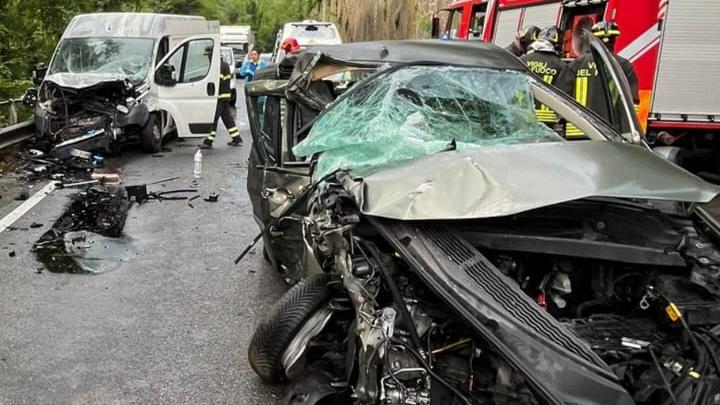 Le auto dopo lo scontro (Foto Tirreno)