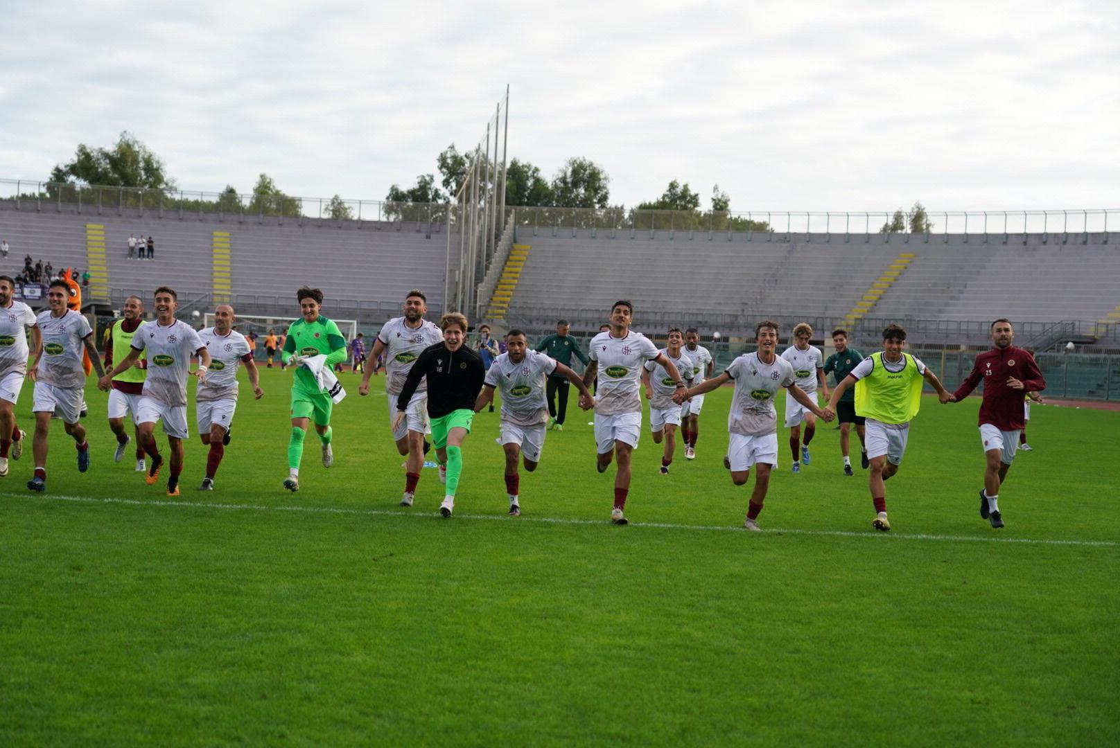I giocatori del Livorno esultano allo stadio (foto Stick)