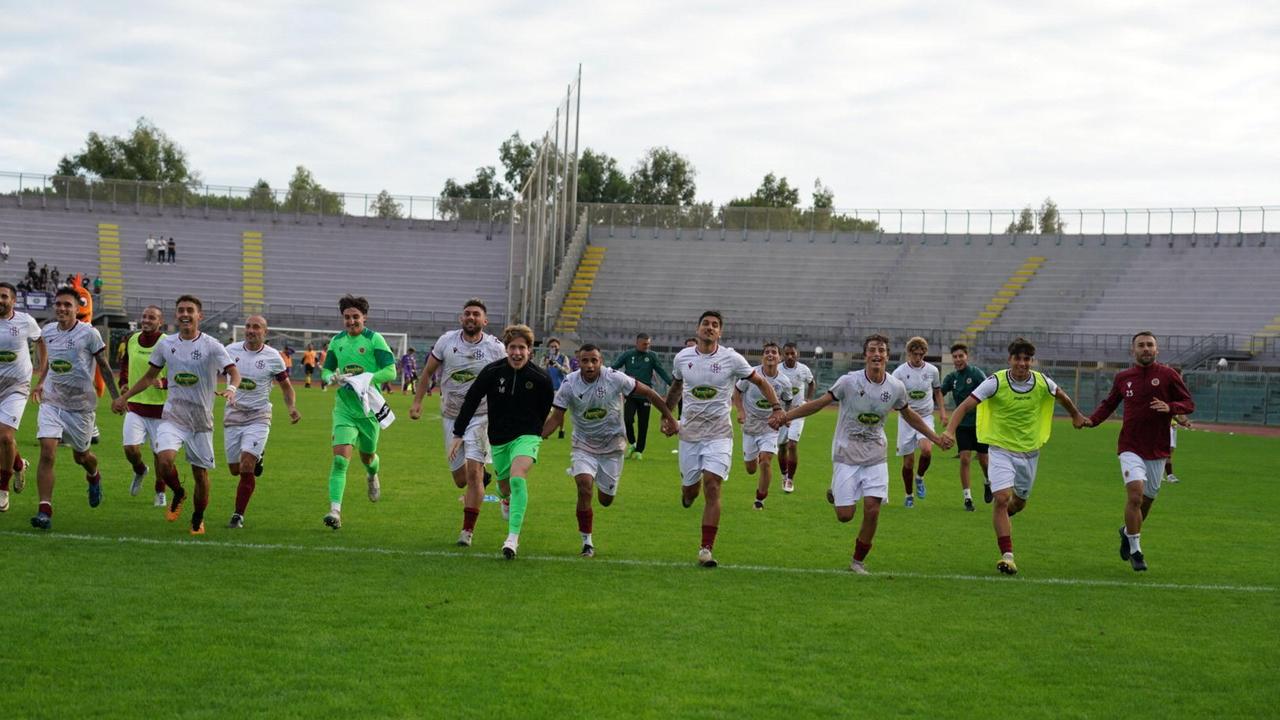 I giocatori del Livorno esultano allo stadio (foto Stick)