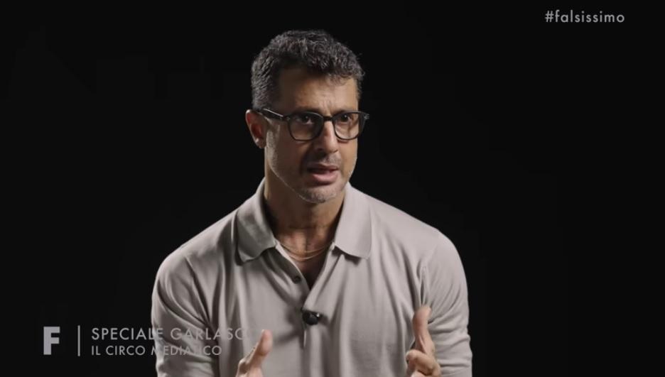 
	Fabrizio Corona nella trasmissione Youtube "Falsissimo"

