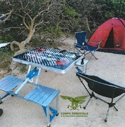 Campeggio selvaggio con tavolini e autocaravan in spiaggia: ecco dove fioccano le multe