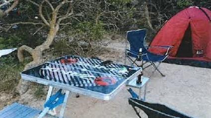 Campeggio selvaggio con tavolini e autocaravan in spiaggia: ecco dove fioccano le multe