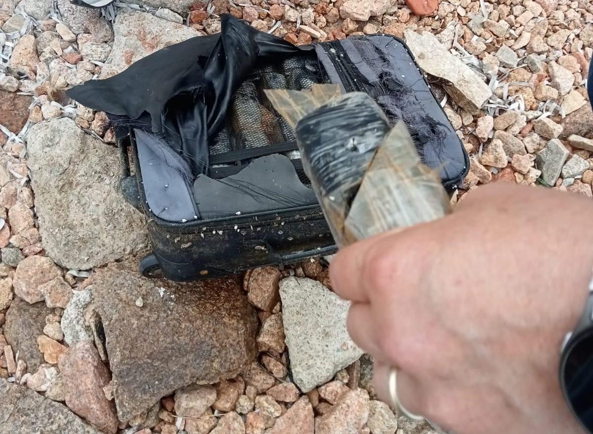 Trovata una valigia sulla spiaggia: c’erano 13 chili di cocaina