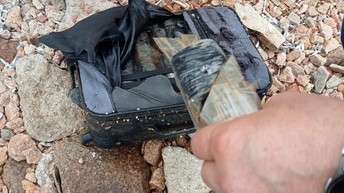 Trovata una valigia sulla spiaggia: c’erano 13 chili di cocaina