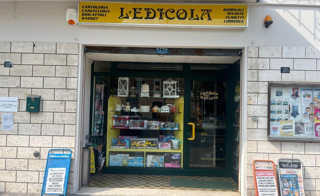 Entra con un coltello in edicola e minaccia una 90enne: «Dammi tutti i soldi che hai»