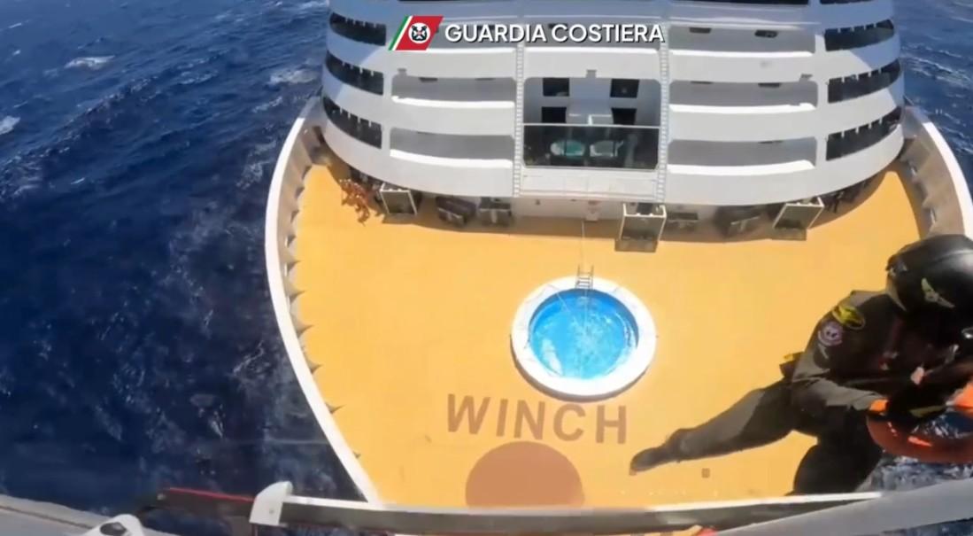 In volo sulla nave da crociera: salvato un turista in pericolo di vita – VIDEO