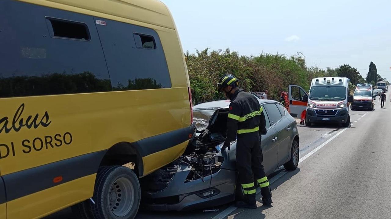 Sorso, auto si schianta contro lo scuolabus: sette bambini all’ospedale