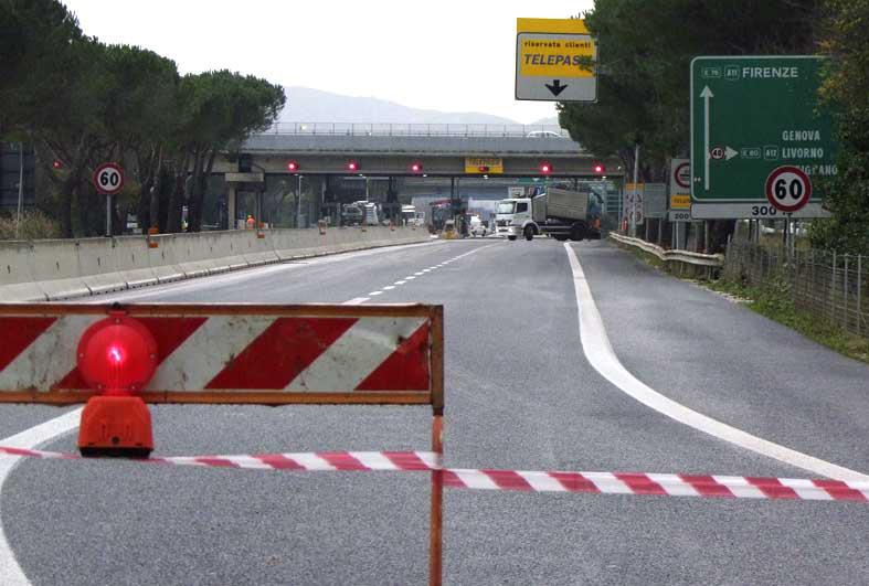 
	Uno svincolo autostradale chiuso (foto archivio Muzzi - 2009)

