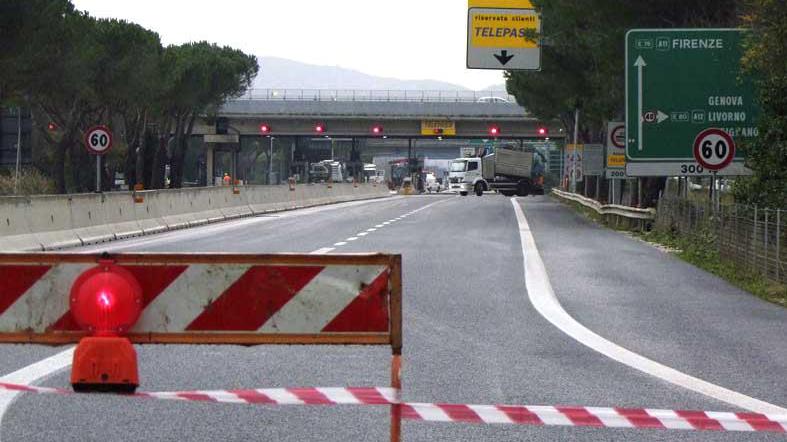 Uno svincolo autostradale chiuso (foto archivio Muzzi - 2009)