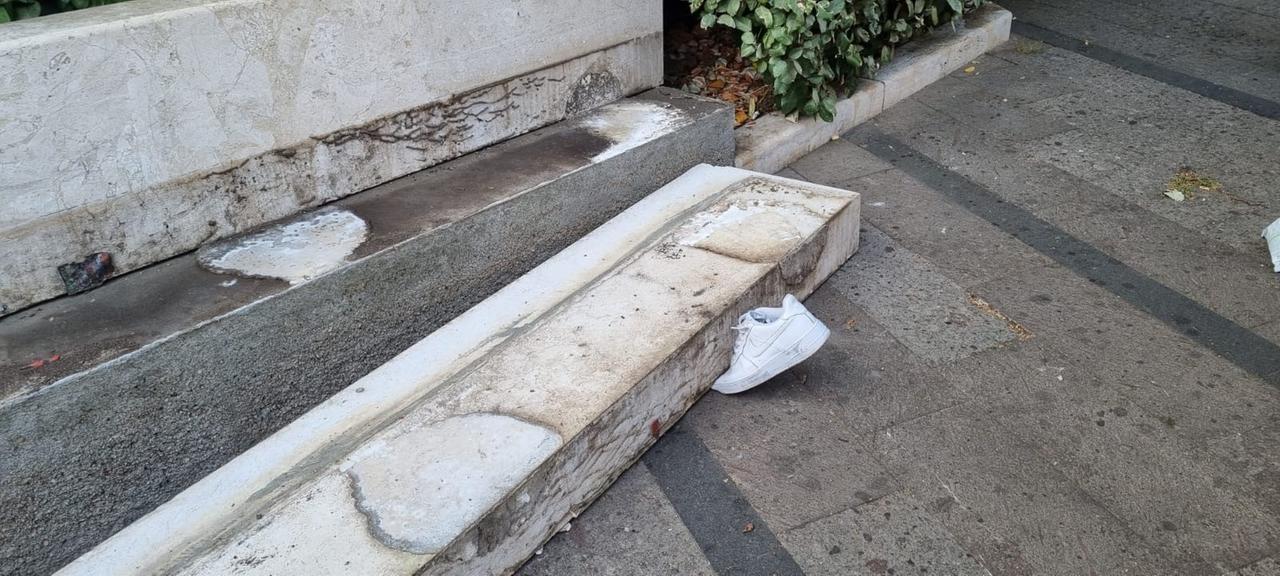 Si stacca la lastra di marmo della panchina: ragazzino ferito