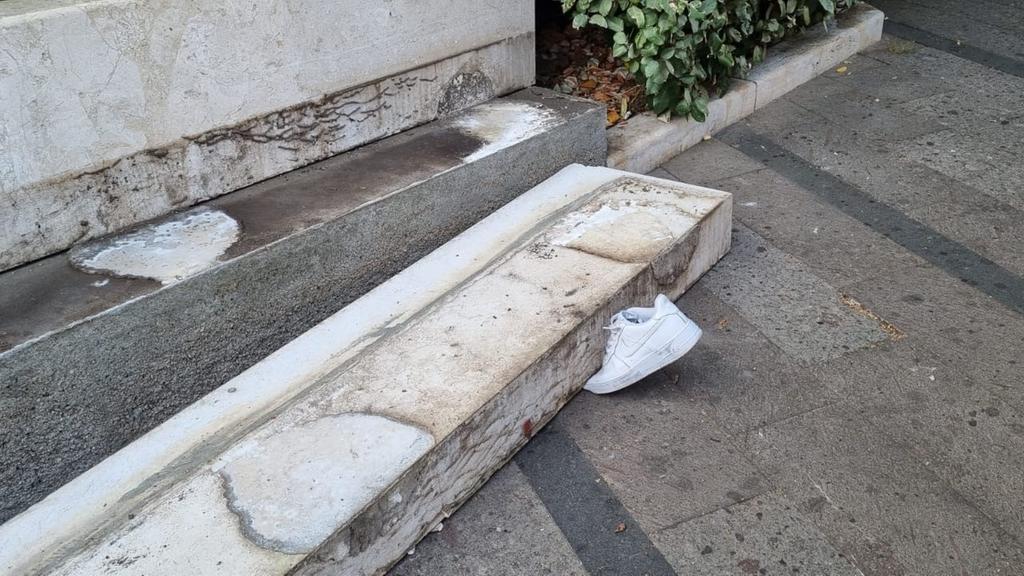 Si stacca la lastra di marmo della panchina: ragazzino ferito