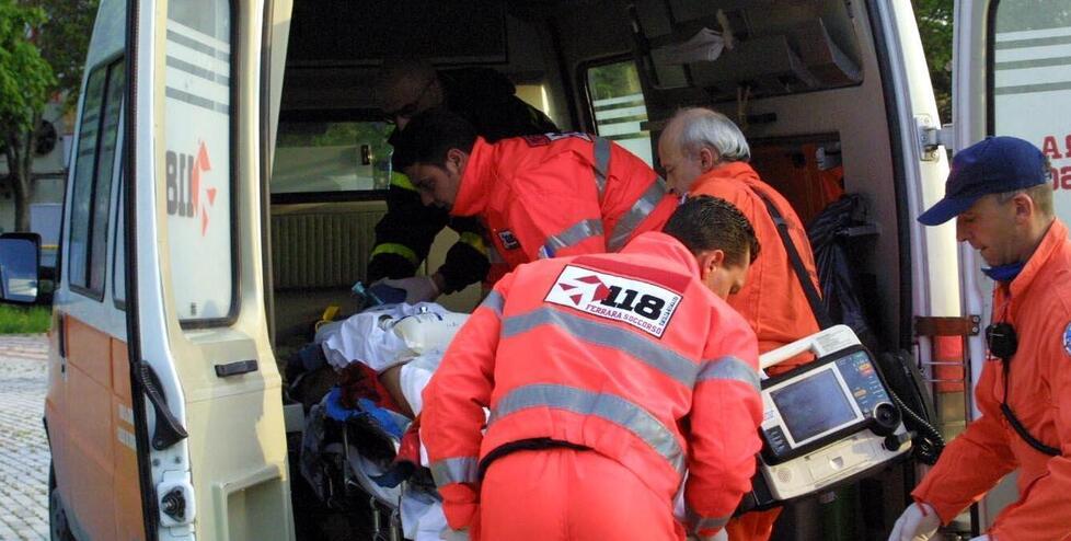 Paziente insulta infermiera e aggredisce autista del 118 a Carpi