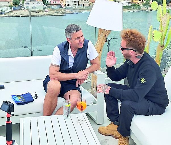 La strana coppia Billy Costacurta e Salmo: seduti sul divano parlano di Calciomercato