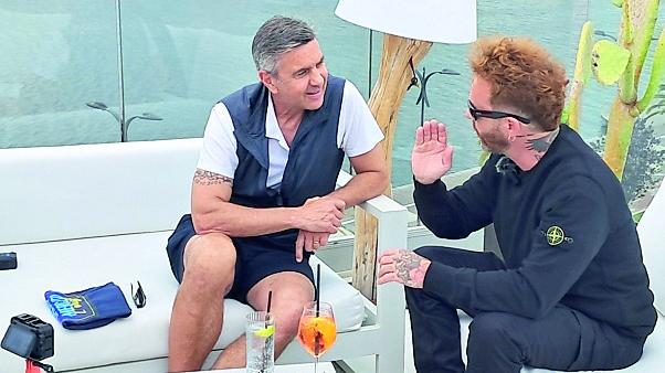 La strana coppia Billy Costacurta e Salmo: seduti sul divano parlano di Calciomercato