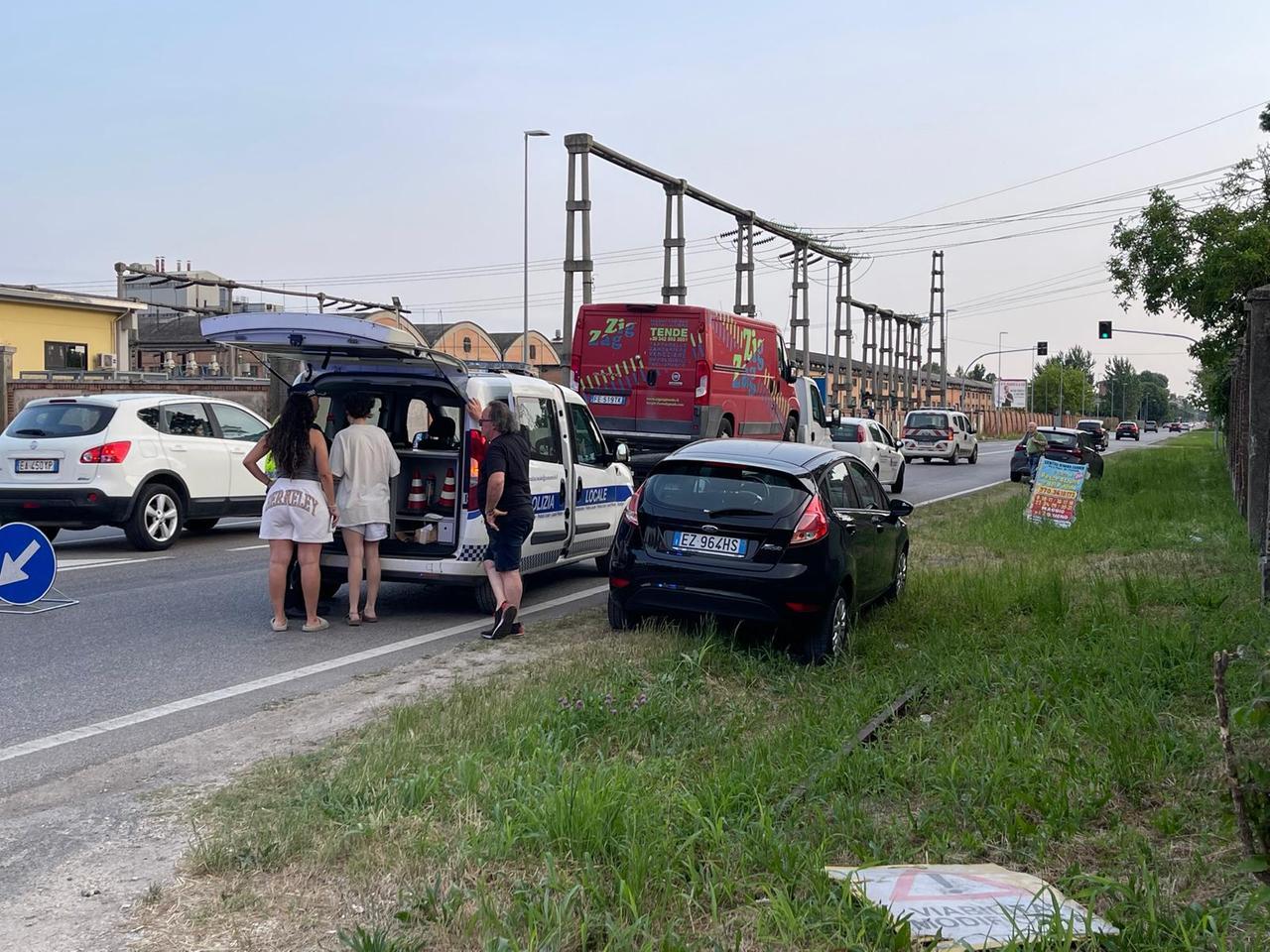 Guardano fare la constatazione amichevole e si distraggono. Tamponamento multiplo a Ferrara