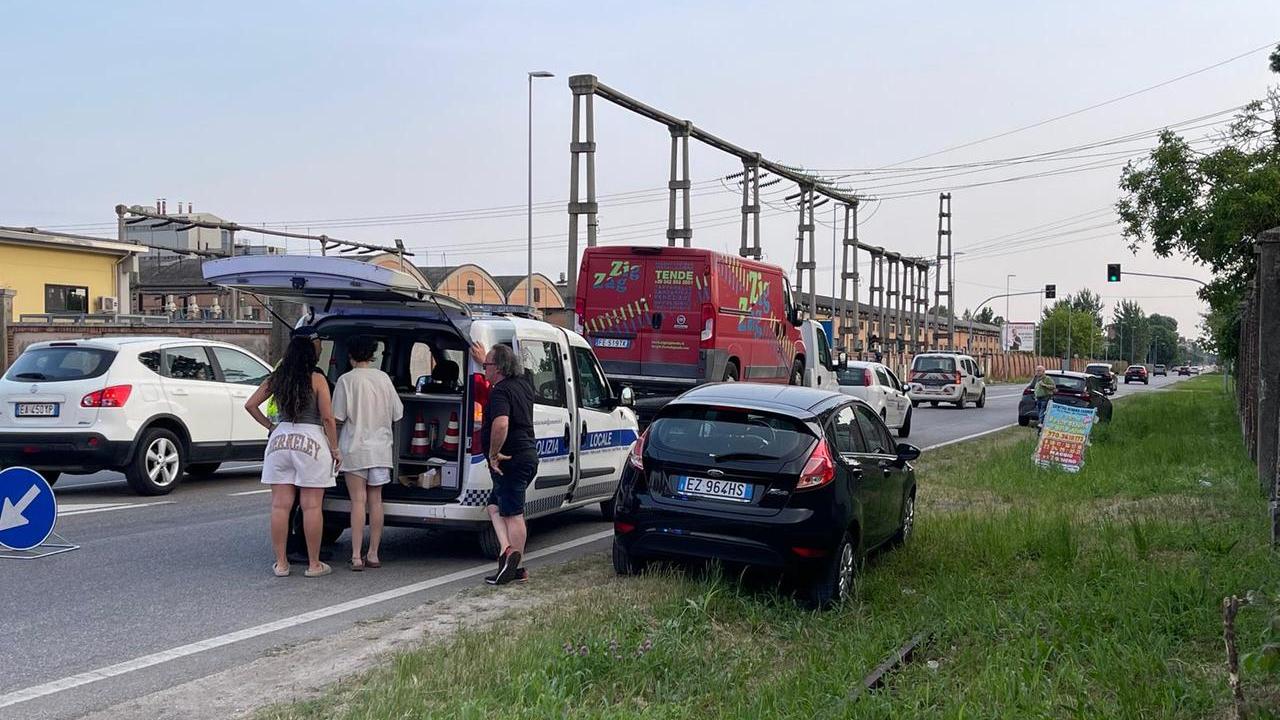 Guardano fare la constatazione amichevole e si distraggono. Tamponamento multiplo a Ferrara