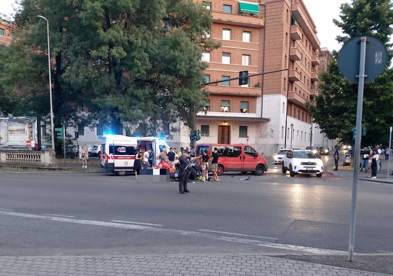 Reggio Emilia, scontro tra una moto e un furgone in circonvallazione: grave un 68enne