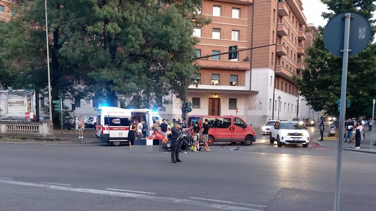 Reggio Emilia, scontro tra una moto e un furgone in circonvallazione: grave un 68enne