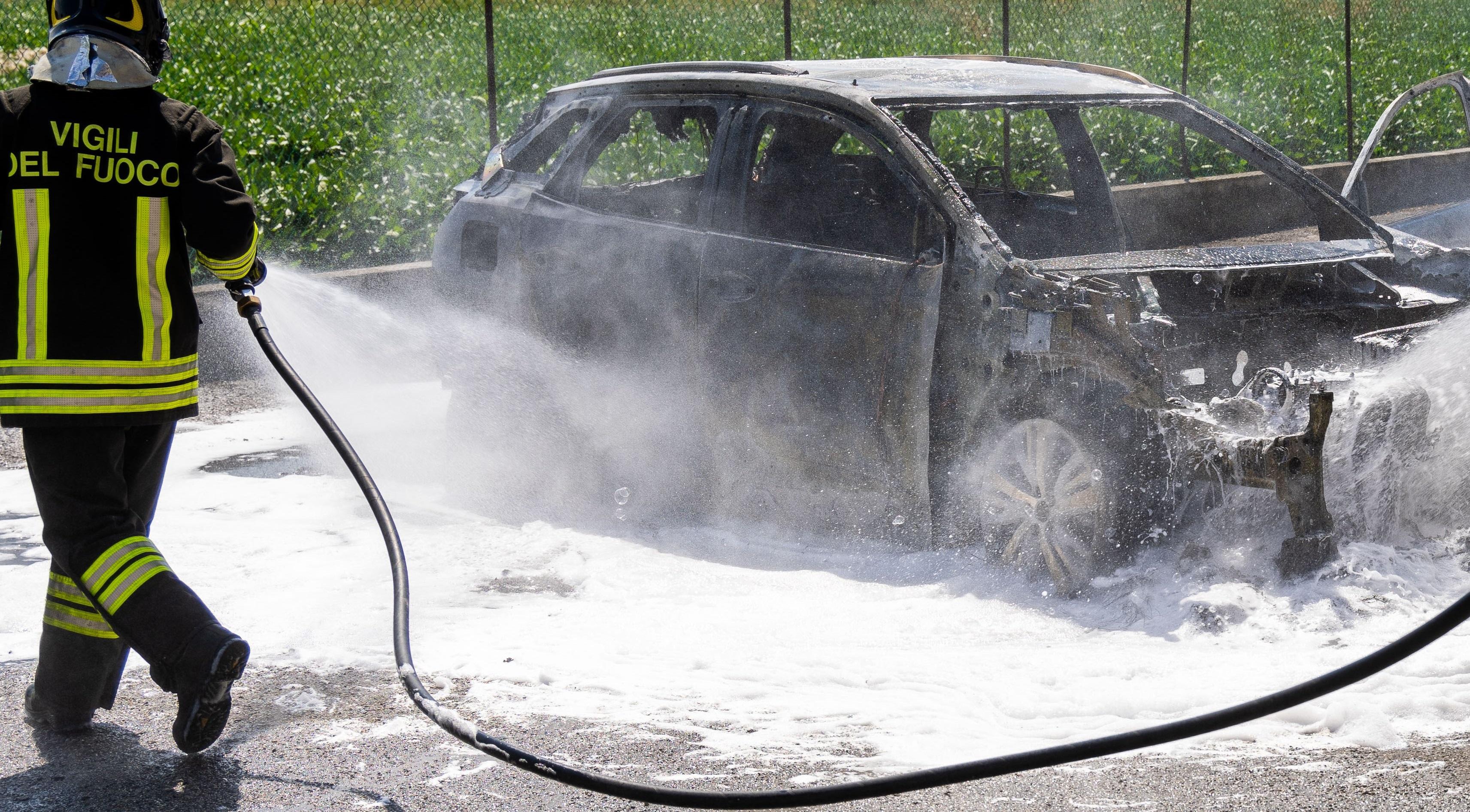 Cento, incendi di auto per forzare la vendita di una casa