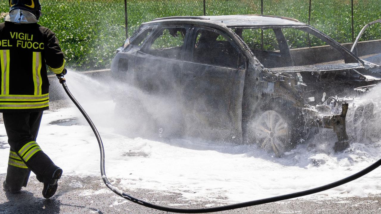 Cento, incendi di auto per forzare la vendita di una casa