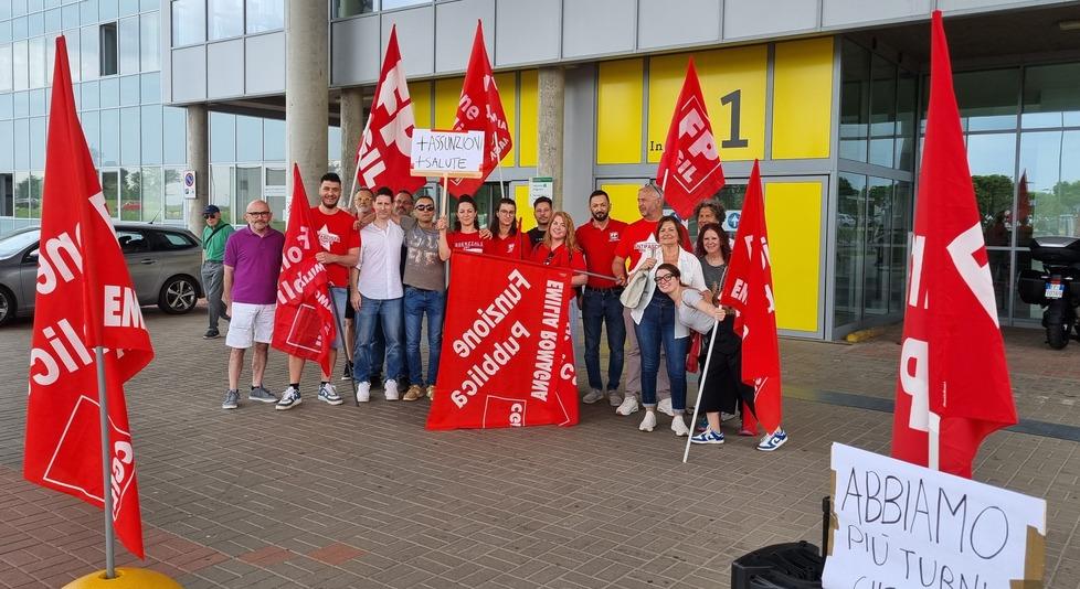 Reparti sguarniti e niente ferie. Sit-in a Cona: «Ospedali al collasso»