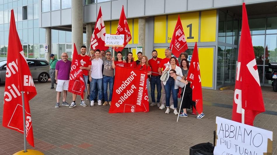Reparti sguarniti e niente ferie. Sit-in a Cona: «Ospedali al collasso»